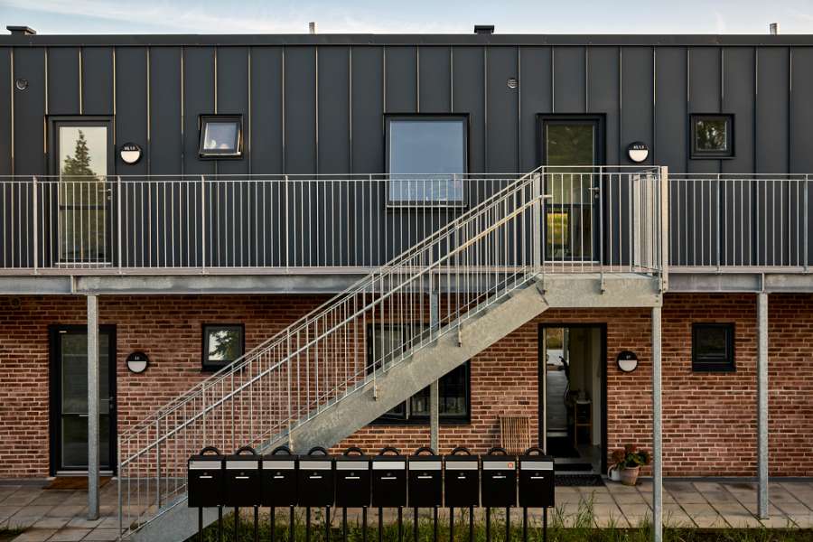 Historischer Wald bekommt einen Seerosen-Nachbarn mit Stahlprofilen verkleidet, Åkandehaven, Langedam 1, 3250 Græsted, Dänemark